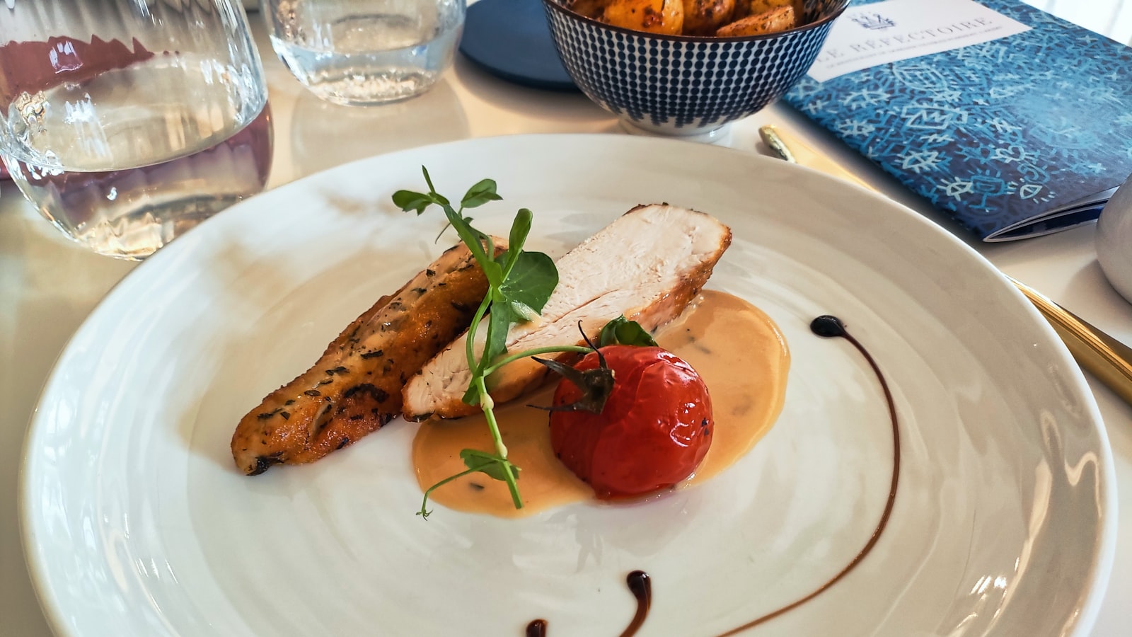 Tortilla espagnole aux pommes de terre coupée en parts sur une planche en bois
