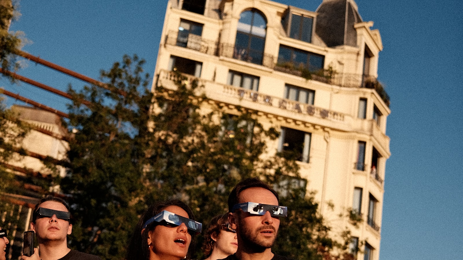 Groupe de personnes avec des lunettes d'éclipse levant les yeux