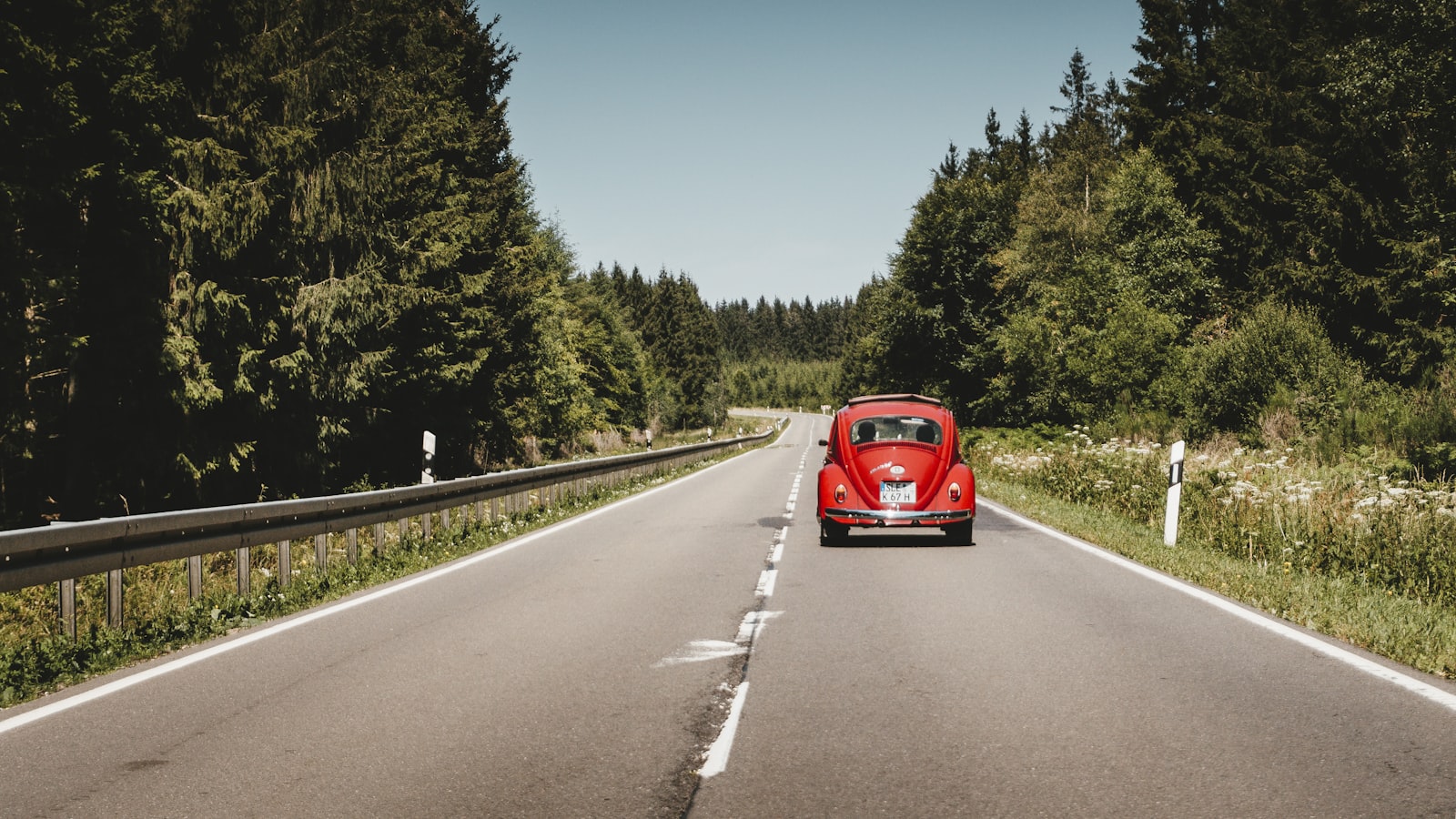 Intérieur aménagé de camping-car avec plan de travail et ordinateur portable ouvert