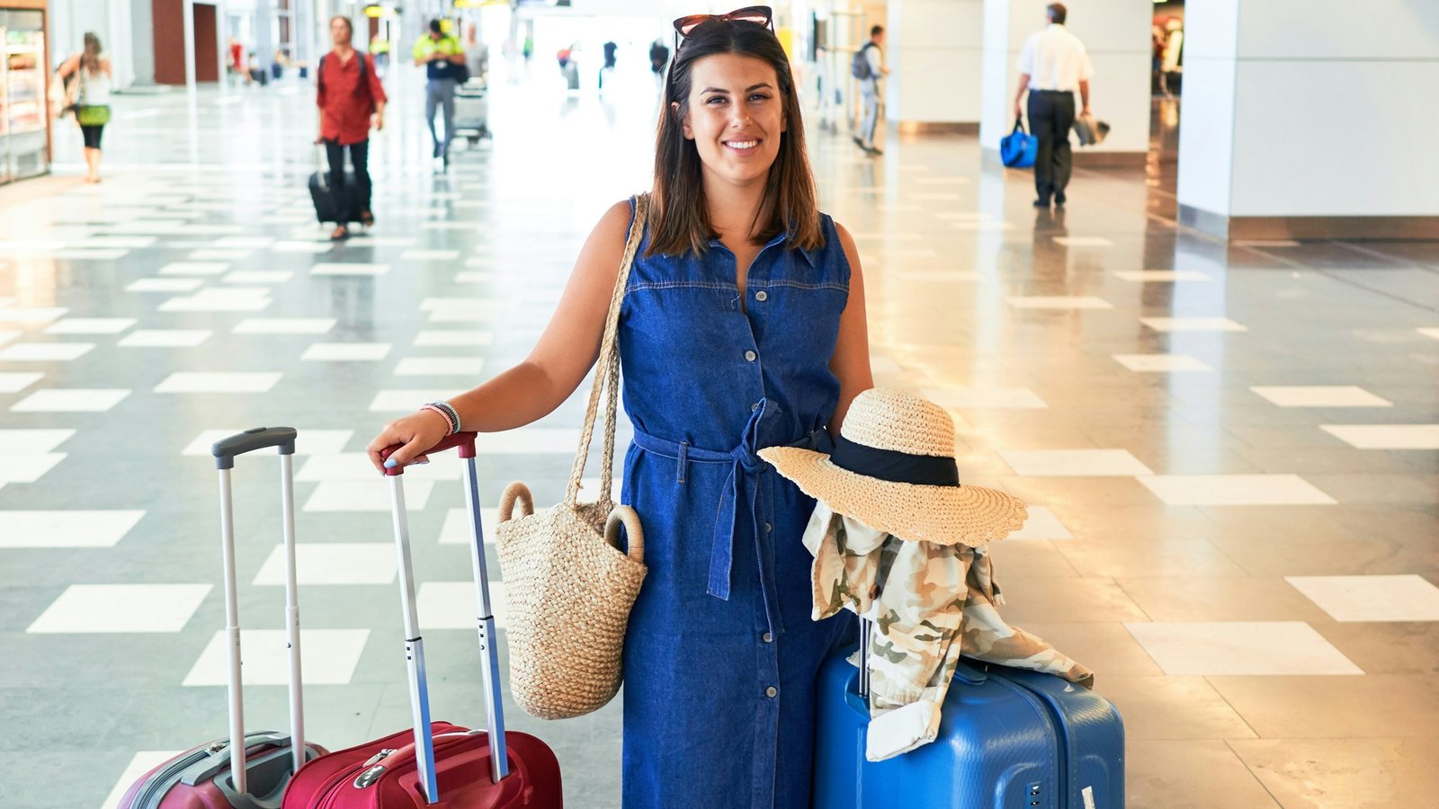 Une voyageuse et son bagage rouge