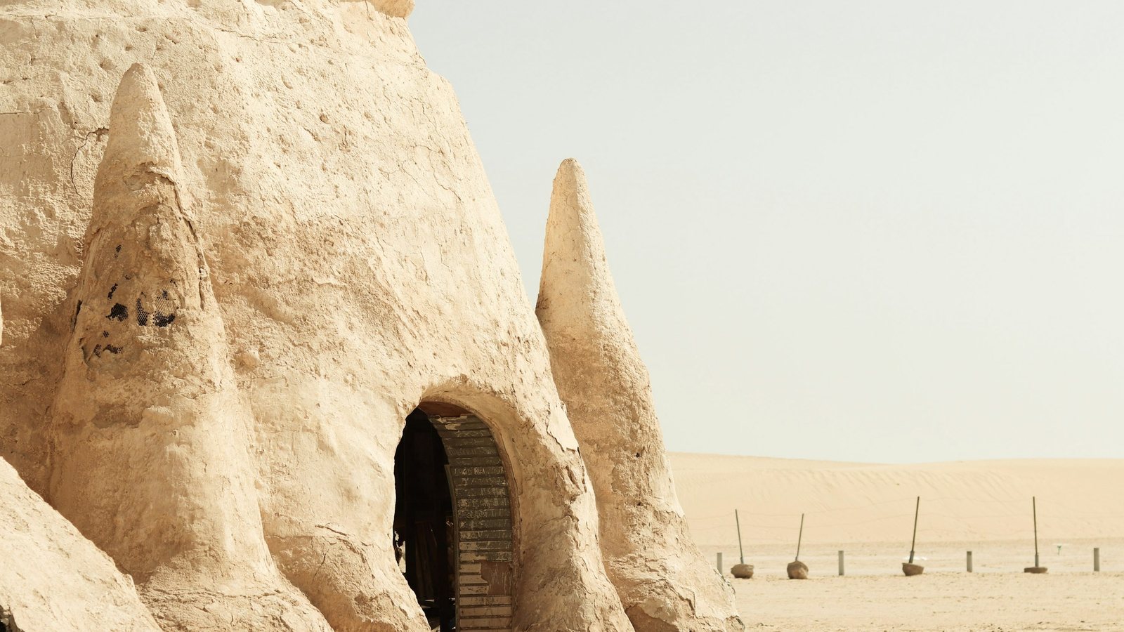 Une grande arche rocheuse naturelle