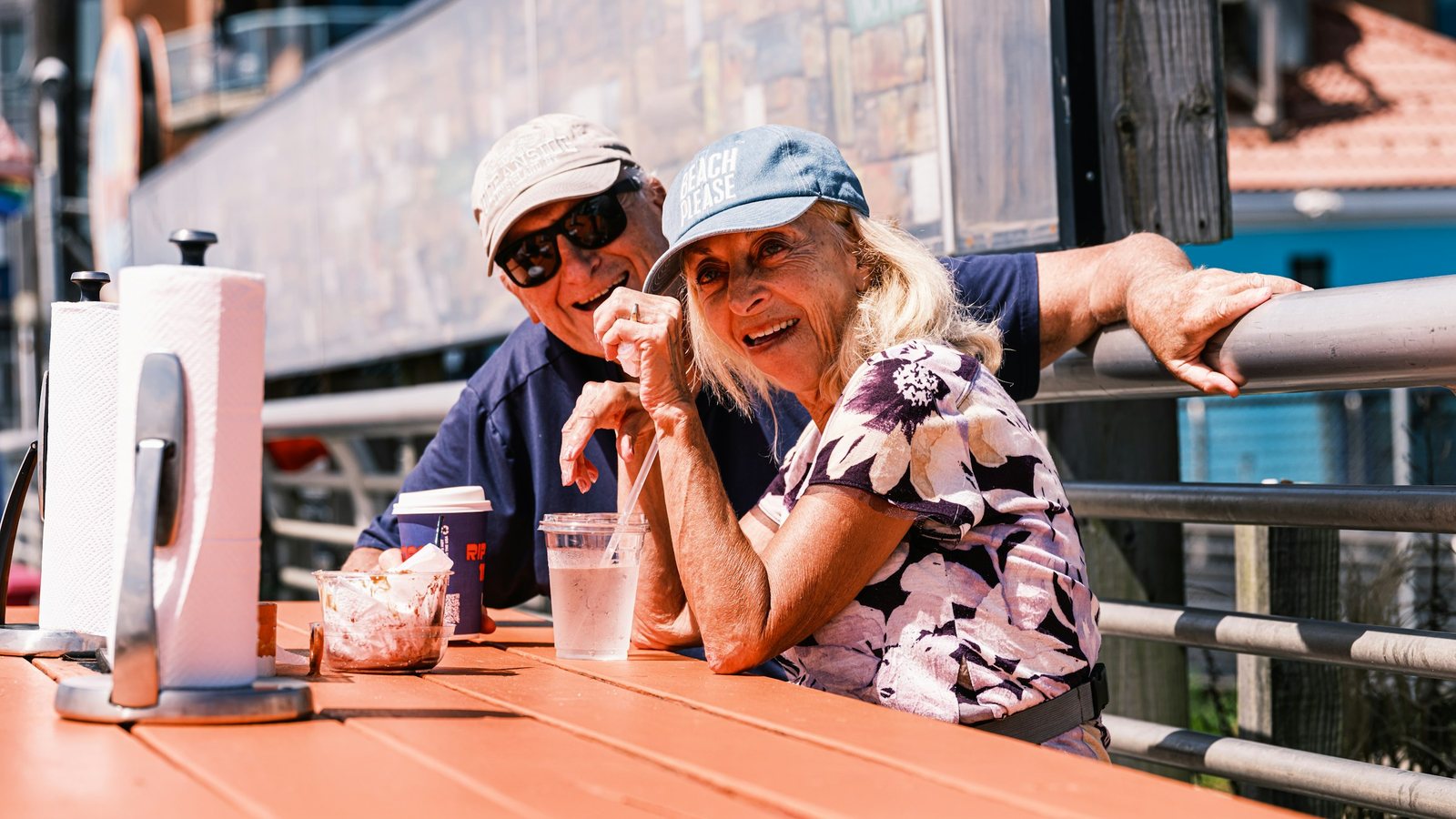Un couple de retraités attablé en terrasse