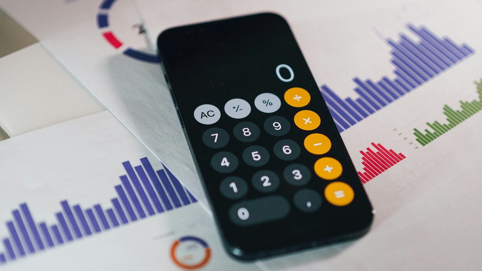 Un smartphone en mode calculatrice sur des rapports