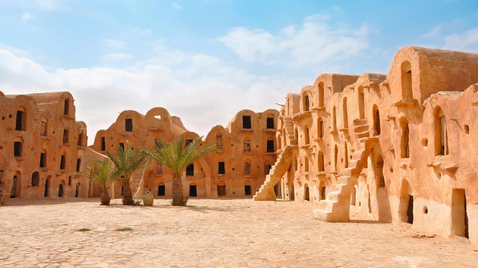 Des greniers fortifiés en terre du Sud tunisien