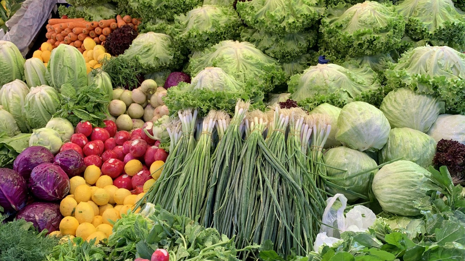 Des fruits et légumes en cagettes au marché
