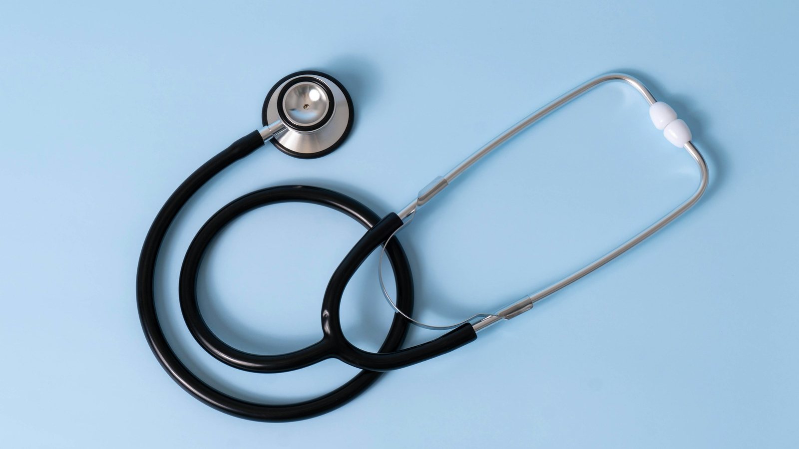 Un stéthoscope posé sur fond clair