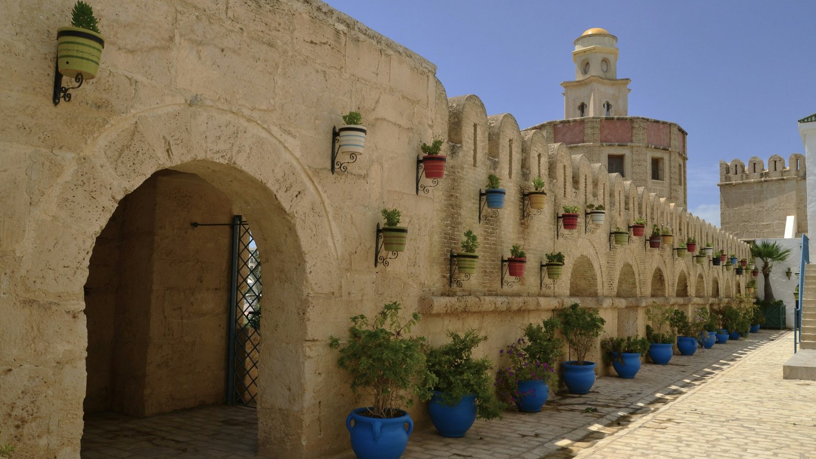 Un patio orné de jarres bleues