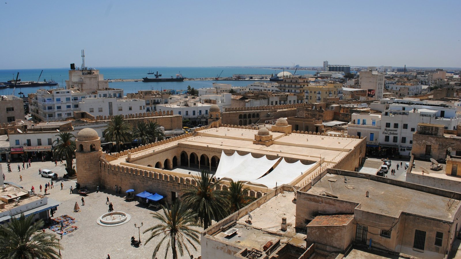 Des promeneurs sur une plage tunisienne