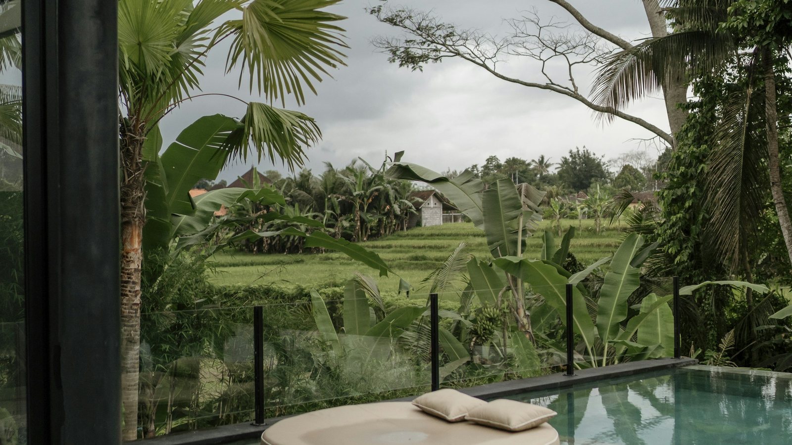 Une grande piscine et sa chaise longue