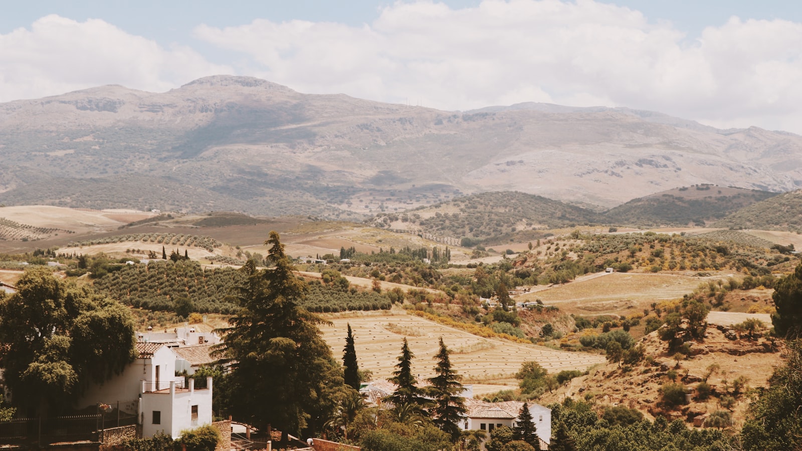 Village blanc andalou dans la campagne