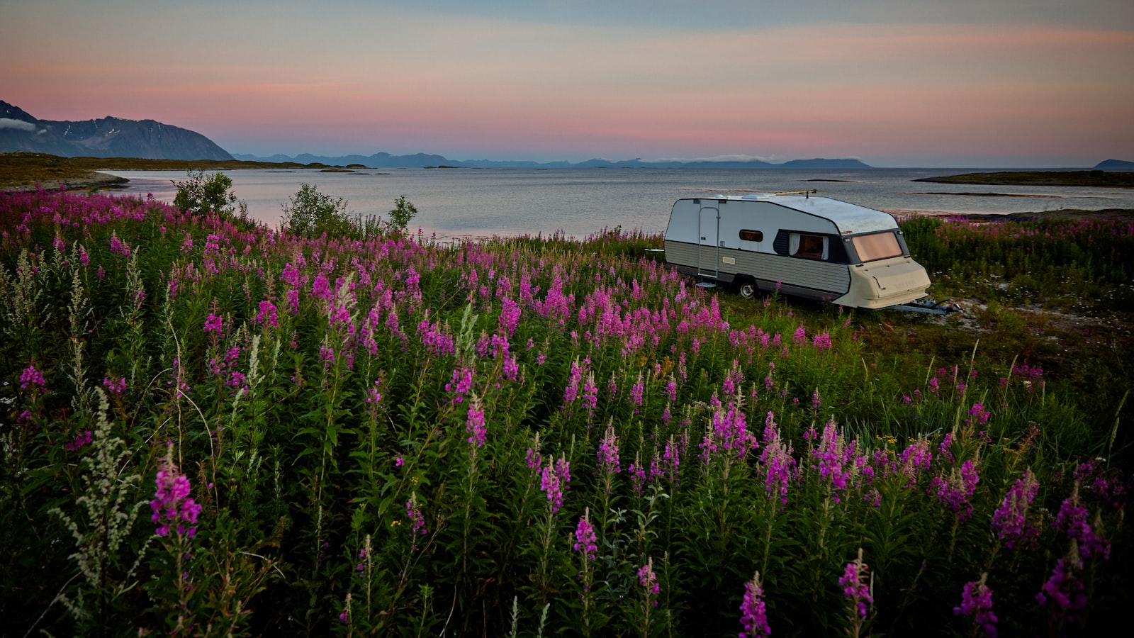 Caravane dans un paysage de campagne