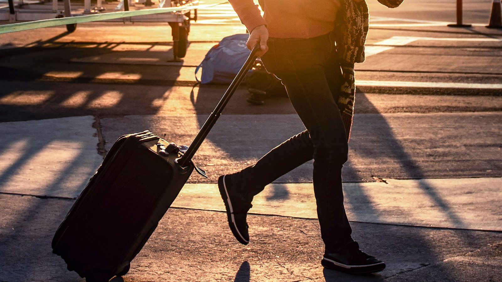 Un voyageur tirant son bagage