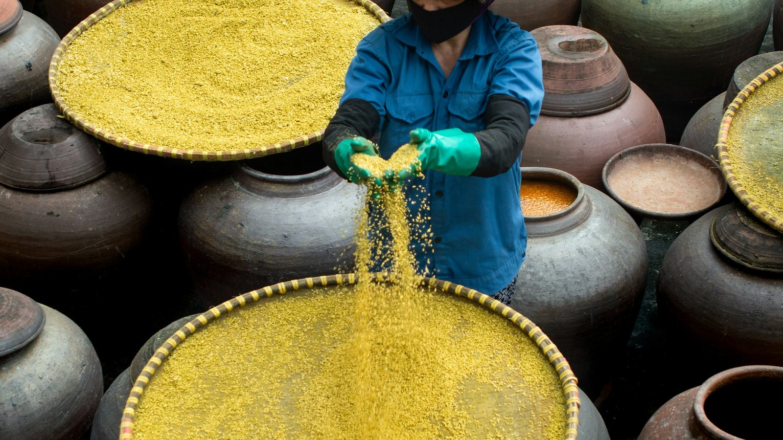 Une femme au chapeau de paille traditionnel