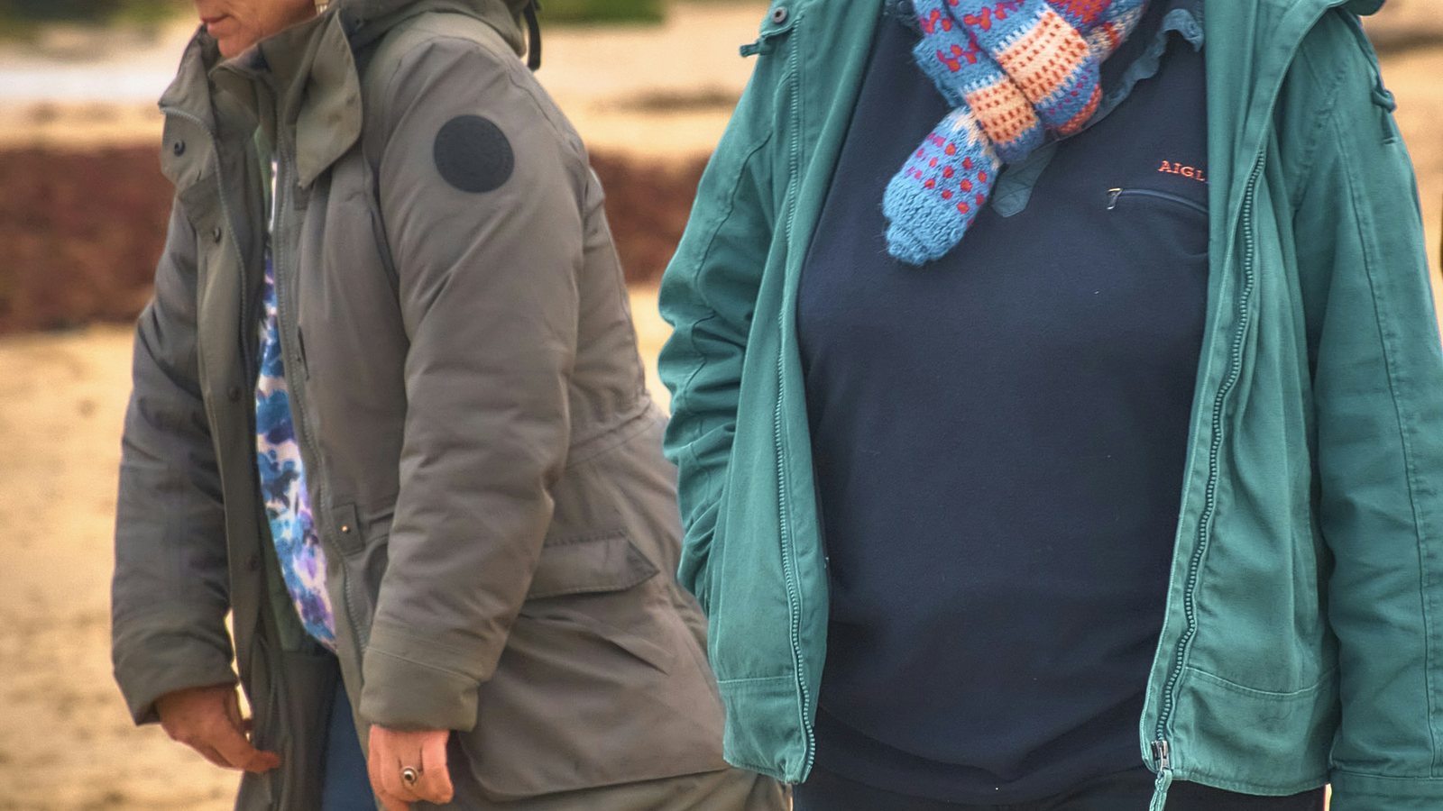 Deux femmes marchant sur une plage