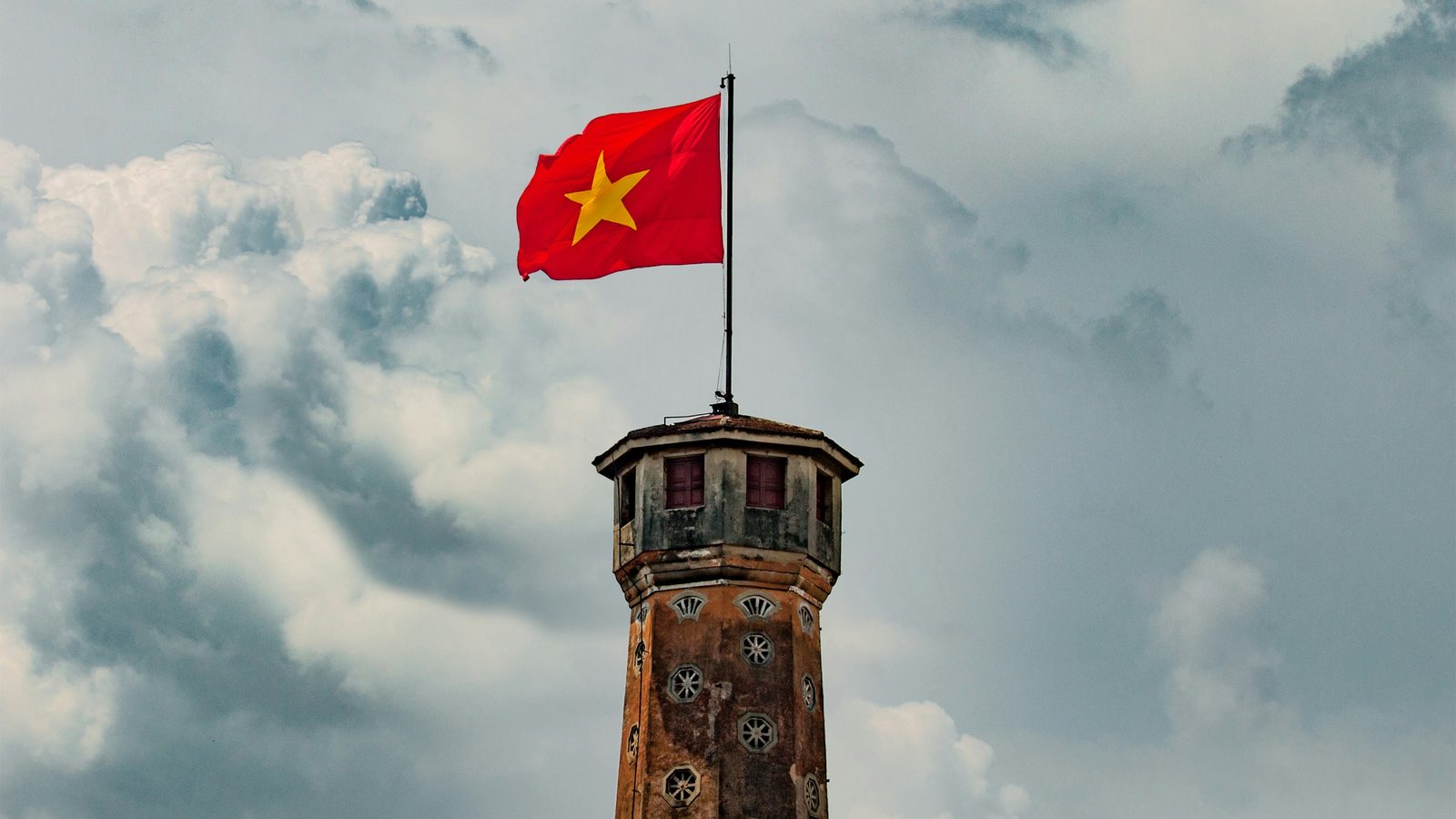Le drapeau vietnamien sur une tour