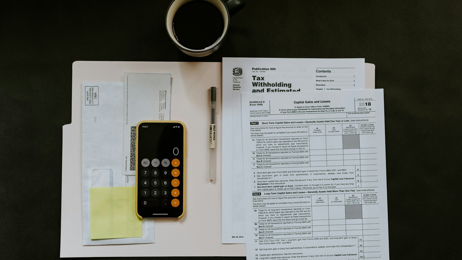 Un certificat et une calculatrice de bureau