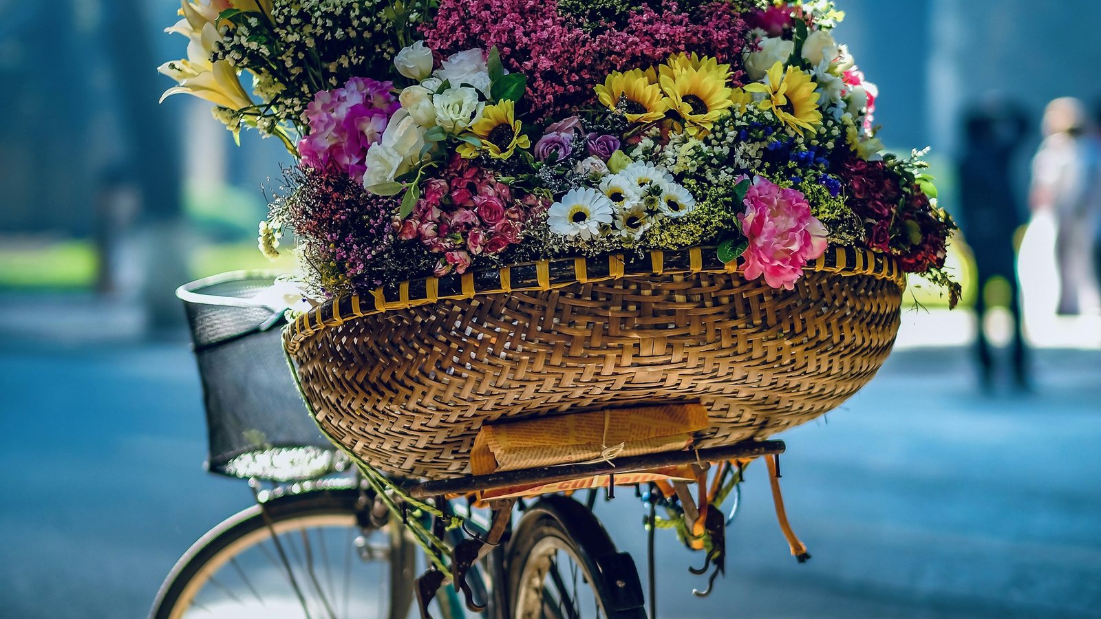 Des fleurs dans le panier d'un vélo