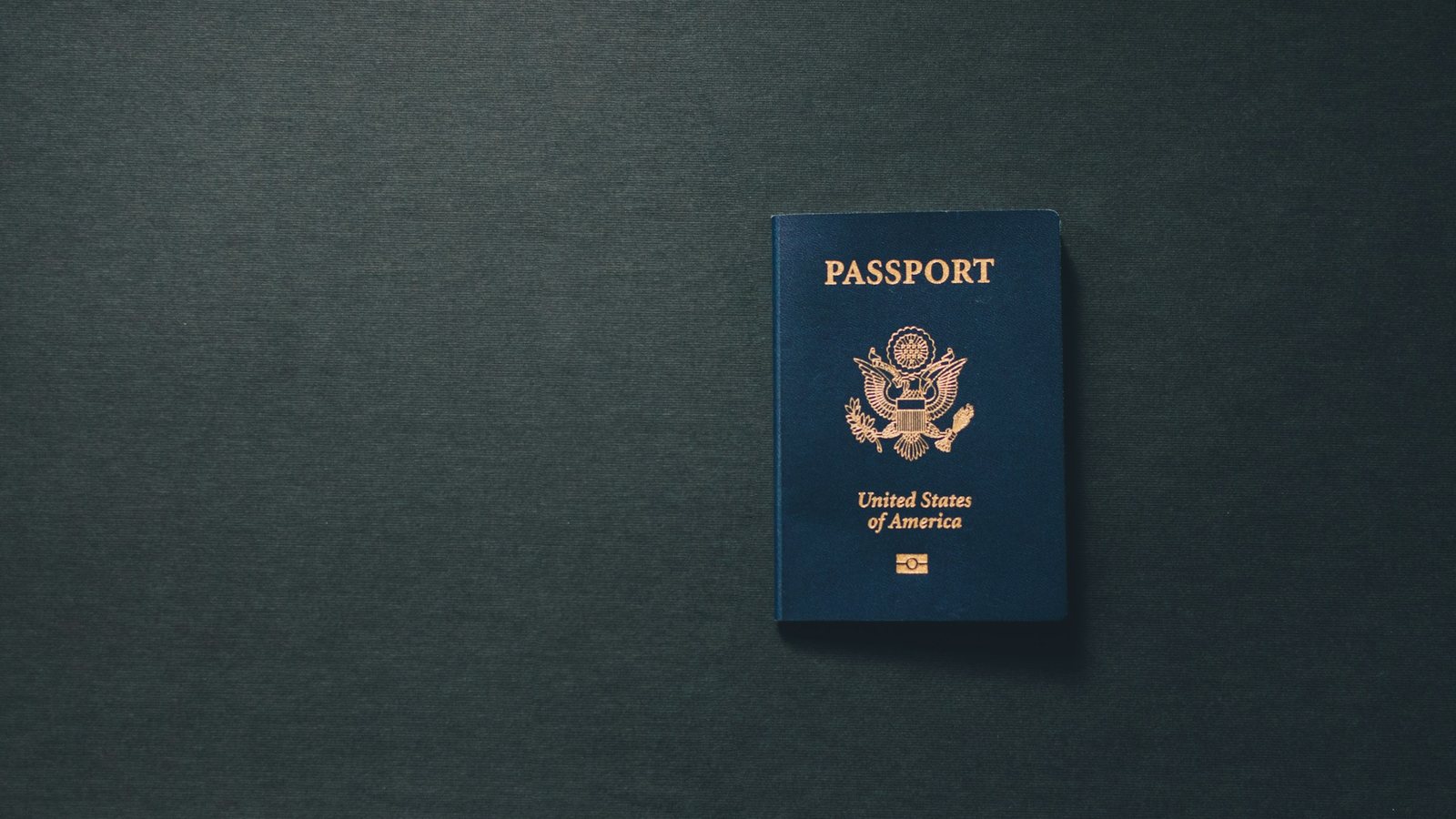 Un carnet de passeport posé sur une table