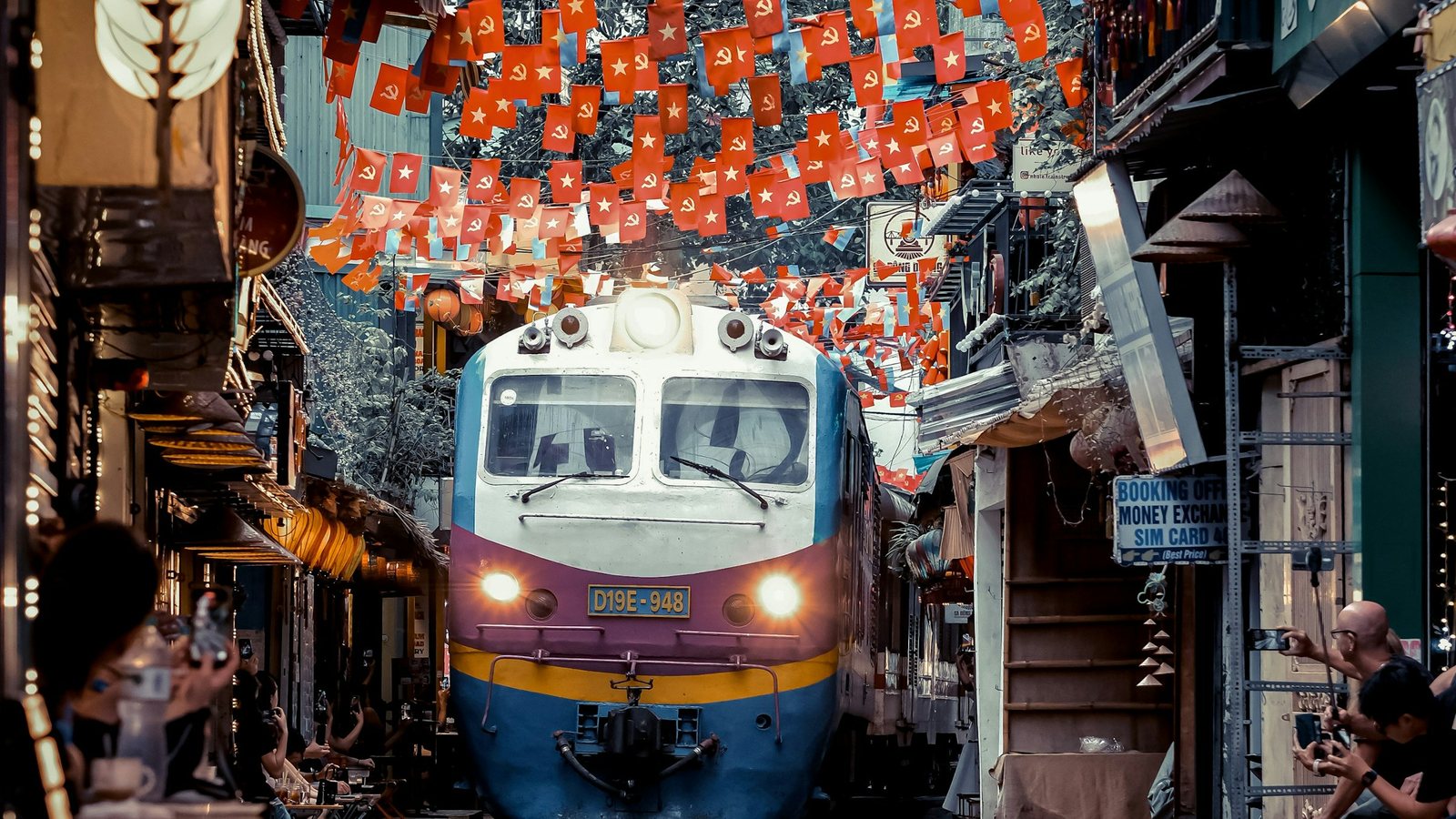 Le train traversant la rue étroite de Hanoï