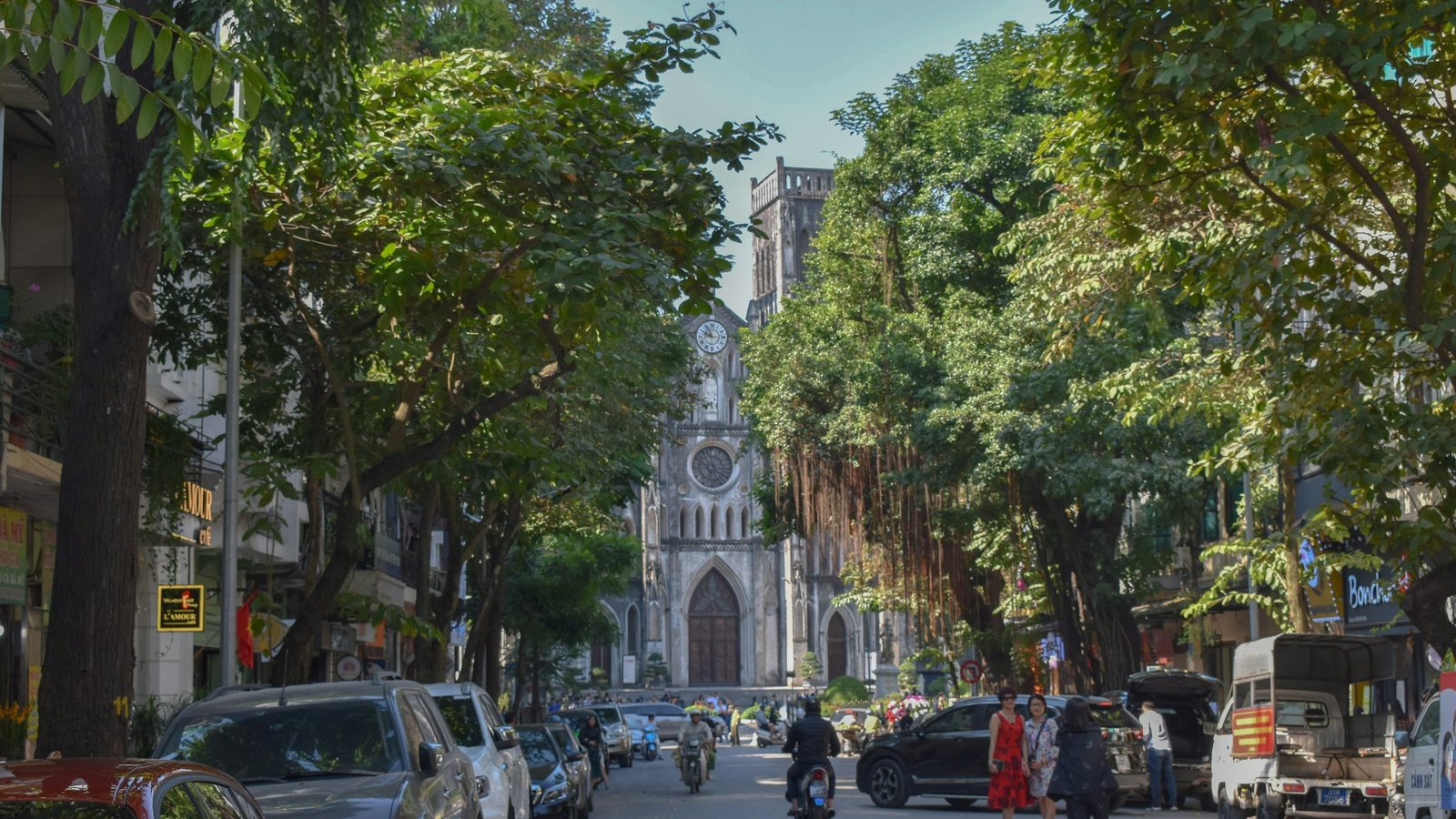 Un trottoir ombragé de Hanoï